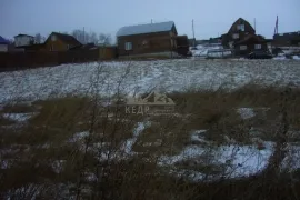 Продается земельный участок 10 соток  ЛПХ. Красноярский край, Емельяновский район, р.п. Емельяново, ул.Изумрудная.  Участок ровный, обработан,  не огорожен. Свет выведен на столб. Подъезд круглогодичный, дорога отсыпана. Хорошее расположение для строитель