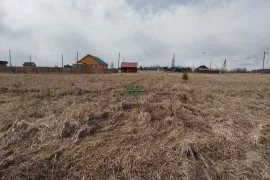 Продается ровный участок с хорошей дорогой.